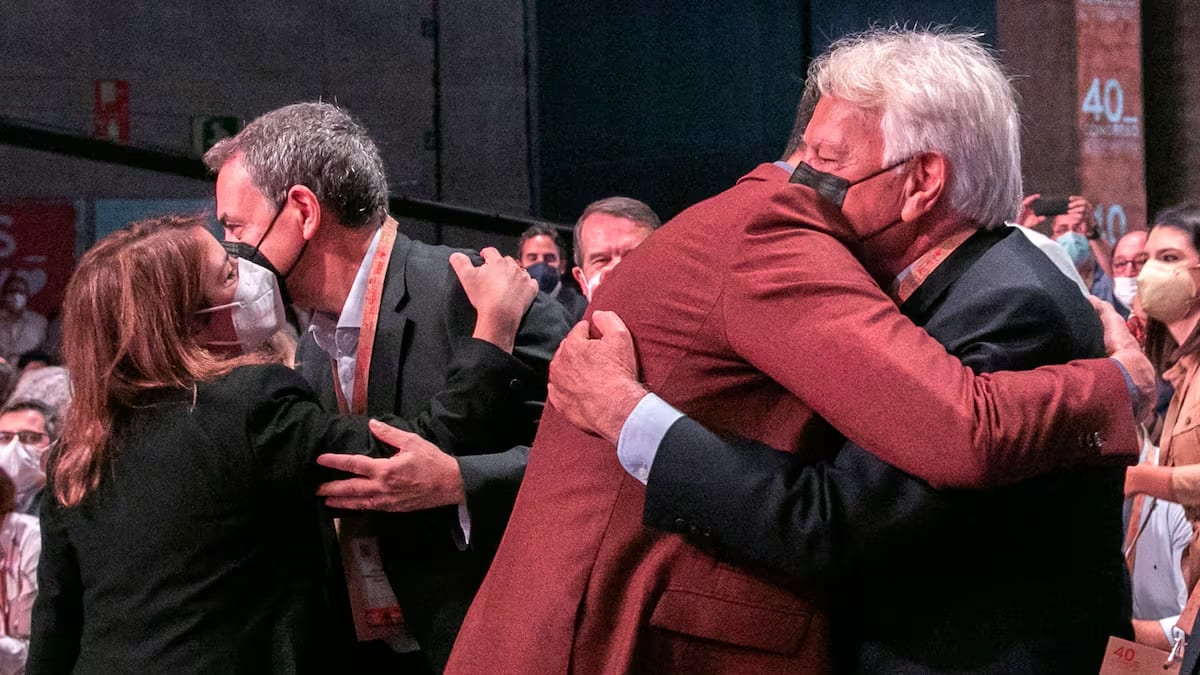 Pedro Sánchez abraza a Felipe González en el Congreso Federal de octubre de 2021.