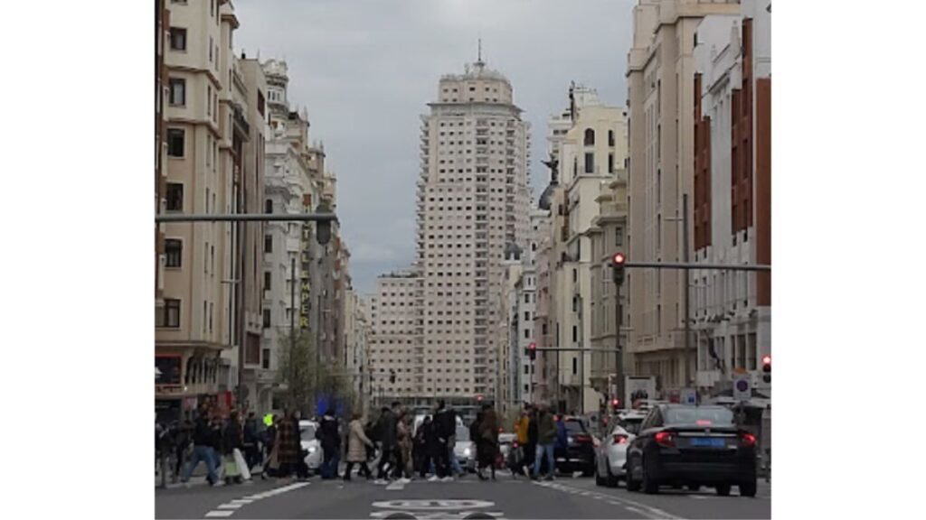 De frente, el edificio Torre de Madrid