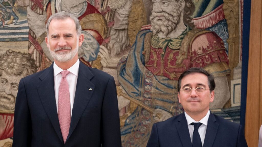 El Rey Felipe VI, y el ministro de Asuntos Exteriores, Unión Europea y Cooperación, José Manuel Albares