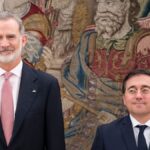 El Rey Felipe VI, y el ministro de Asuntos Exteriores, Unión Europea y Cooperación, José Manuel Albares