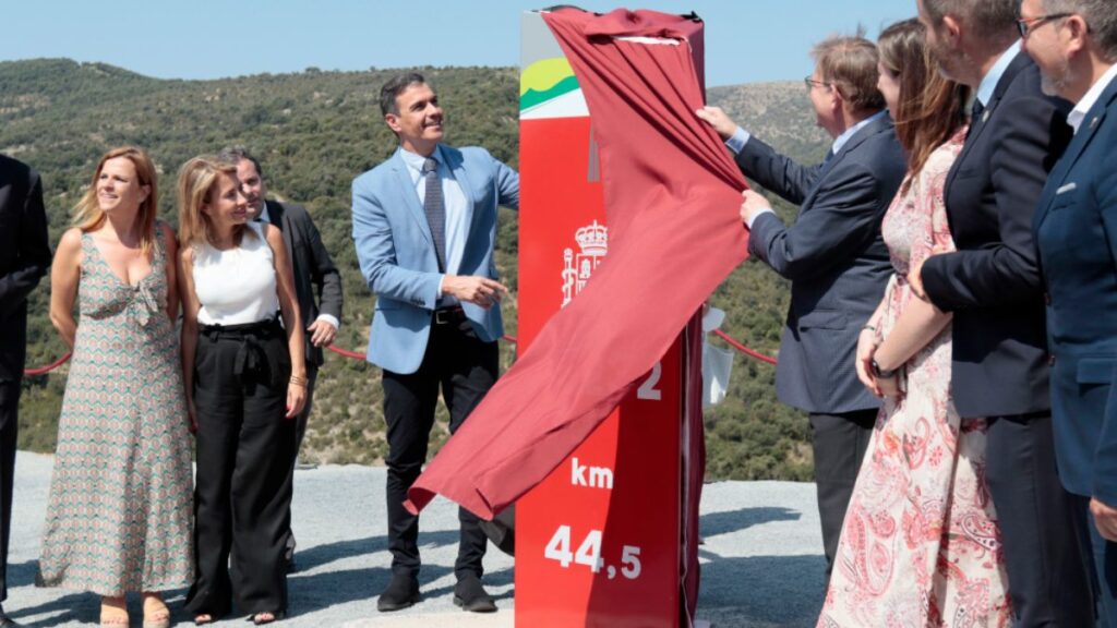 Pedro Sánchez inaugurando e tramo de una carretera. Archivo.