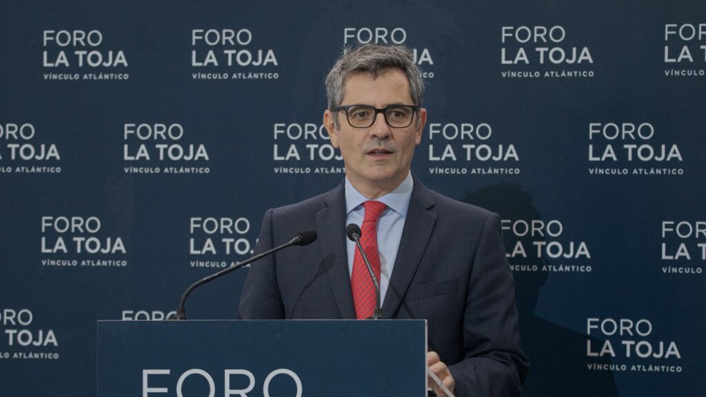 El ministro de Presidencia, Félix Bolaños, atiende a los medios en el Foro La Toja.