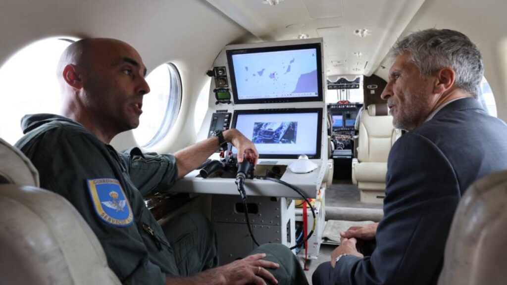 El ministro Merlaska con la tripulación del avión Beechcraft Super King Air 350i de la Guardia Civil en octubre de 2023.