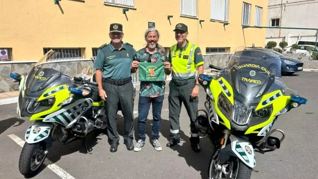 Un motorista de viaje en El Hierro con dos mandos de la Guardia Civil de Tráfico en septiembre de 2024.