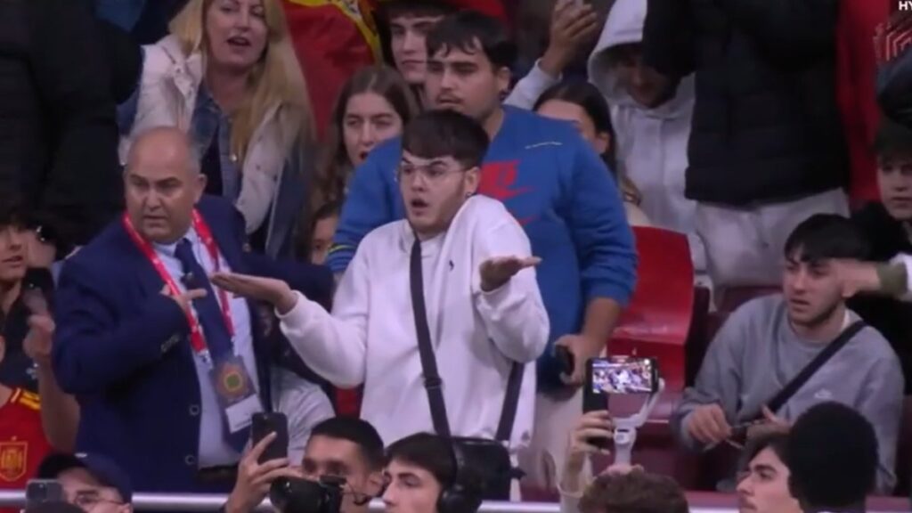 La seguridad del estadio actúa ante la incredulidad de algunos aficionados.