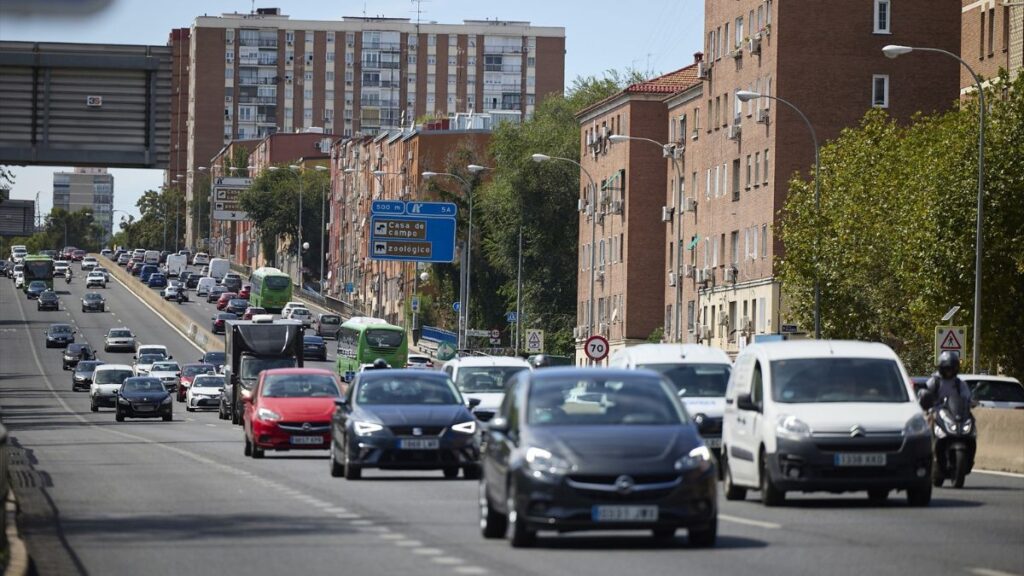 Varios coches circulan en la A-5, a 6 de septiembre de 2024, en Madrid (España).