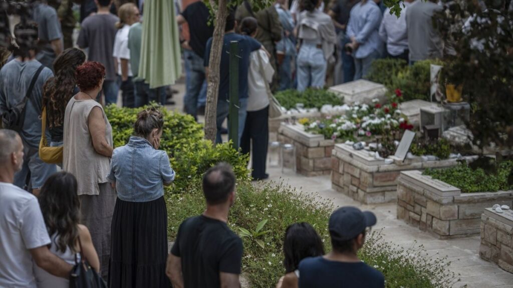 Familiares homenajean a los fallecidos durante los atentados de Hamás hace un año.