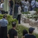 Familiares homenajean a los fallecidos durante los atentados de Hamás hace un año.