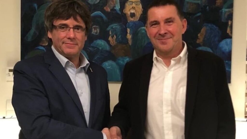 Carles Puigdemont (i) y Arnaldo Otegi en Bélgica en una imagen de archivo.