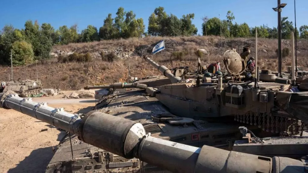 Tropas y carros de combate del Ejército de Israel cerca de la frontera con Líbano.