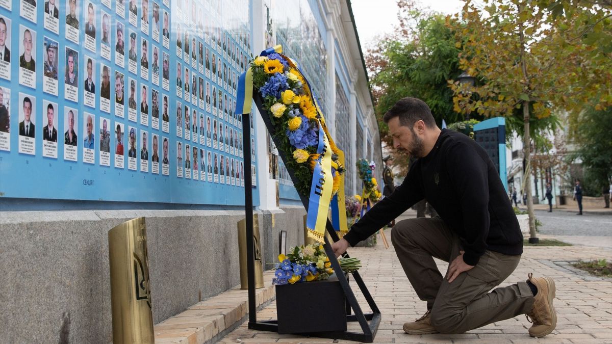 El presidente ucraniano, Volodímir Zelenski, en un memorial a las víctimas de la guerra.