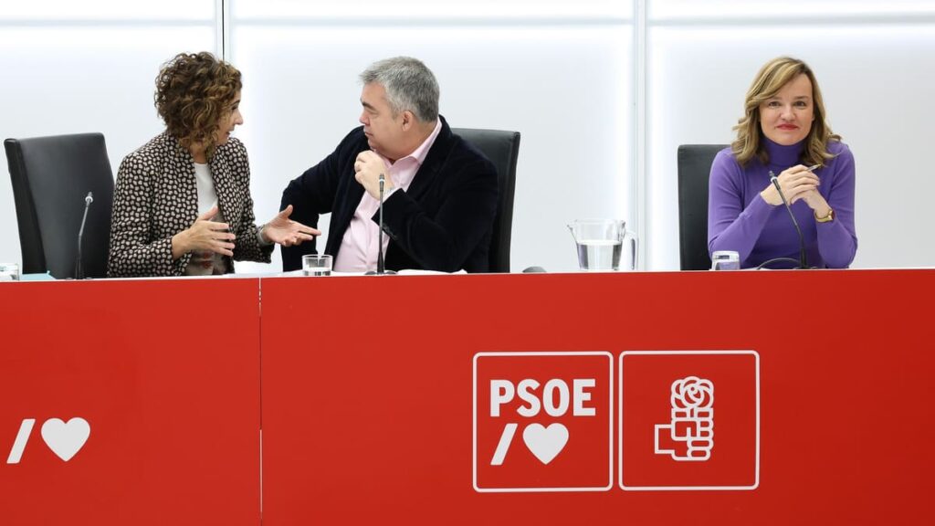 (I-D) María Jesús Montero, Santos Cerdán y Pilar Alegría en una reunión del PSOE.