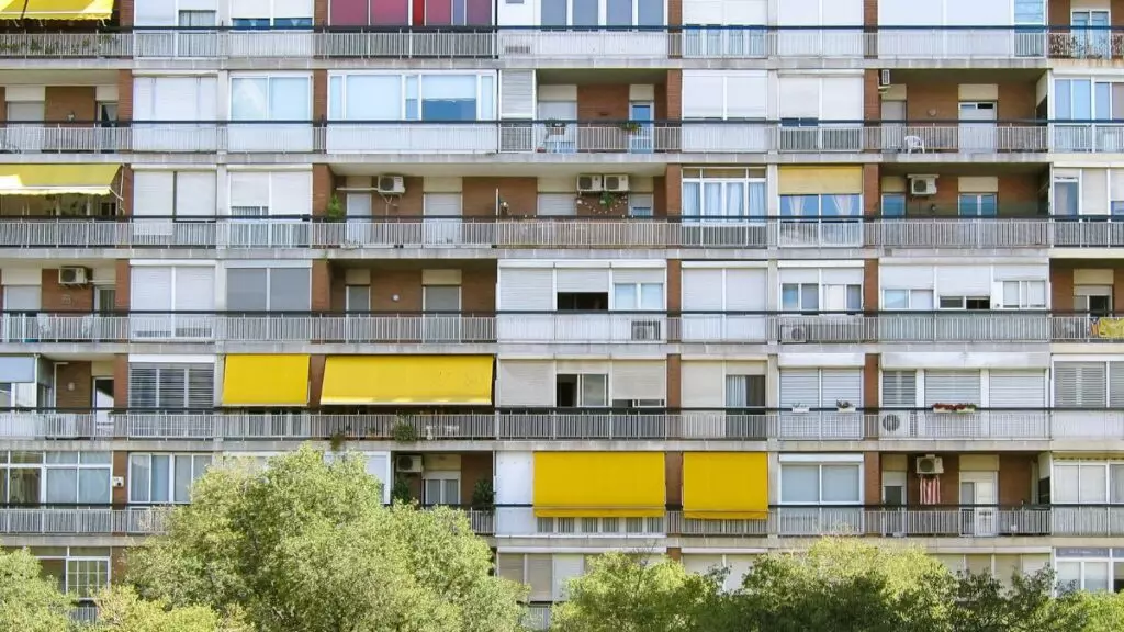 El Tribunal Supremo da luz verde a avisos sobre inquilinos desahuciados en comunidades de vecinos.