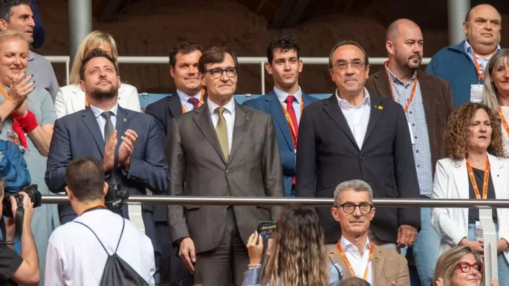 El presidente de la Generalitat, Salvador Illa, en su llegada al Concurs de Castells de Tarragona junto al presidente del Parlament, Josep Rull.