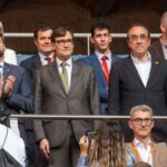 El presidente de la Generalitat, Salvador Illa, en su llegada al Concurs de Castells de Tarragona junto al presidente del Parlament, Josep Rull.