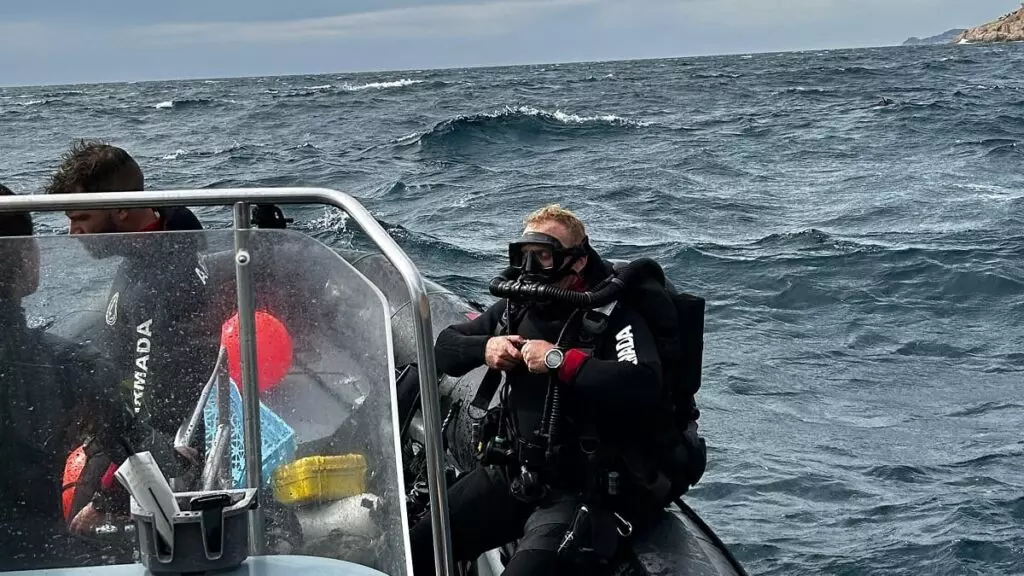 Especialistas de la Armada en su intervención en una cala de Gerona