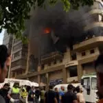 El humo se eleva desde un edificio tras un ataque militar israelí, en los suburbios del sur de Beirut