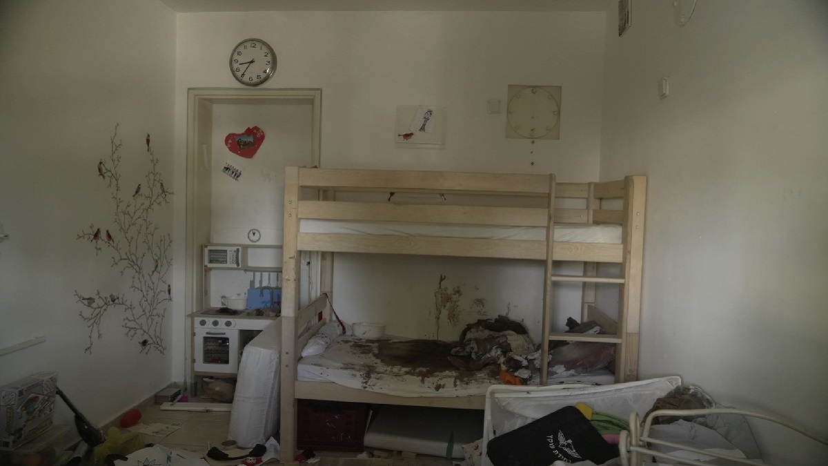 Una habitación infantil aún ensangrentada, un año después, en el kibutz Nir Oz, al sur de Israel