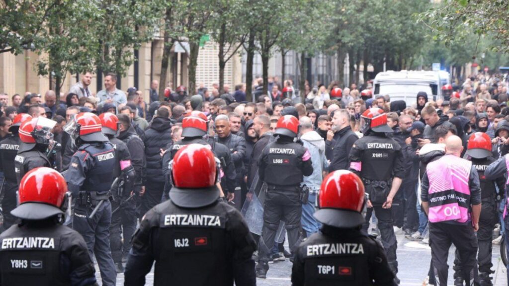 Lio en Anoeta: los ultras del Anderlecht obligan a detener el encuentro por el lanzamiento de butacas al campo