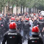 Lio en Anoeta: los ultras del Anderlecht obligan a detener el encuentro por el lanzamiento de butacas al campo