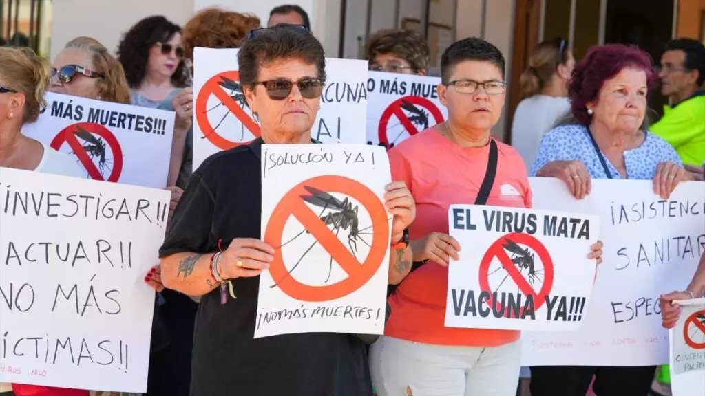 Protesta de vecinos por las muertes a causa del virus del Nilo en Sevilla