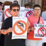 Protesta de vecinos por las muertes a causa del virus del Nilo en Sevilla