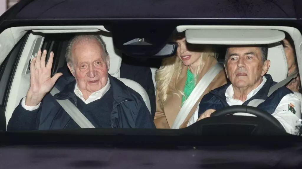 El rey Juan Carlos con Pedro Campos y su mujer, Cristina Franze