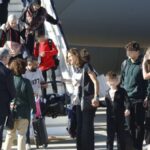 Un grupo de españoles desembarca de un Airbus del Ejército en el aeropuerto de Torrejón.