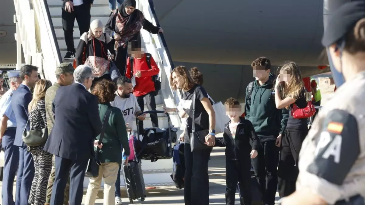 Un grupo de españoles desembarca de un Airbus del Ejército en el aeropuerto de Torrejón.